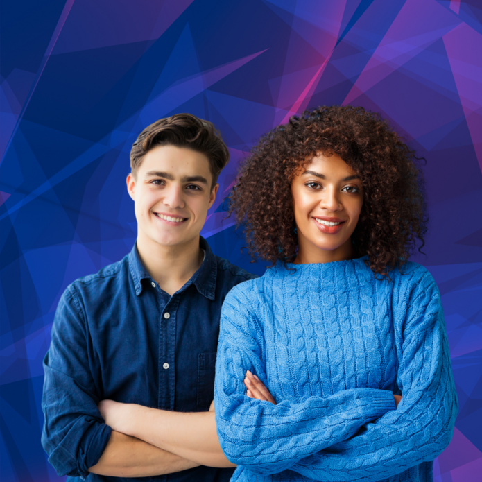 mężczyzna i kobieta uśmiechający się na niebieskim tle