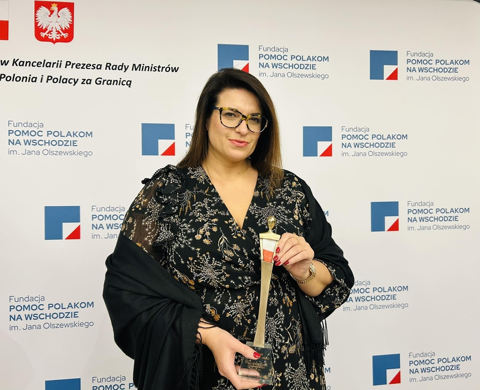 zdjęcie przedstawia dr Barbarę Jundo-Kaliszewską trzymającą statuetkę
