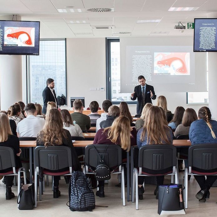 Zdjęcie przedstawia wykładowcę podczas zajęć