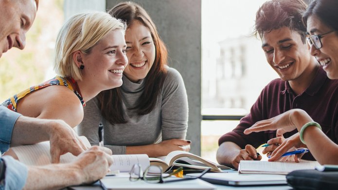 A group of students who are discussing at the table 