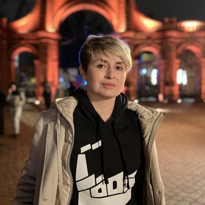 Karolina Głowacka against the backdrop of the gateway to the Manufaktura shopping centre