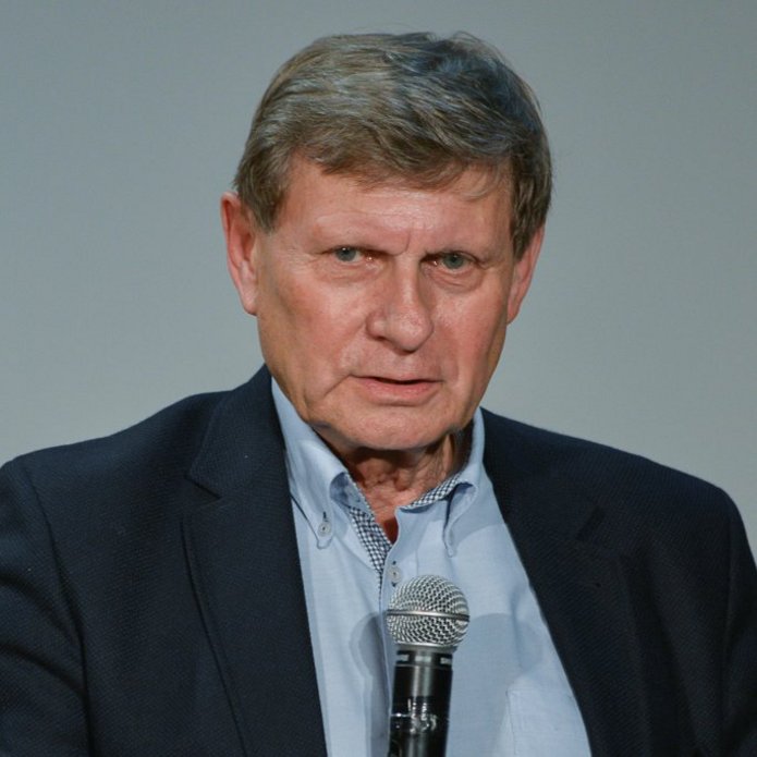 Mężczyzna w marynarce i niebieskiej koszuli - Leszek Balcerowicz
