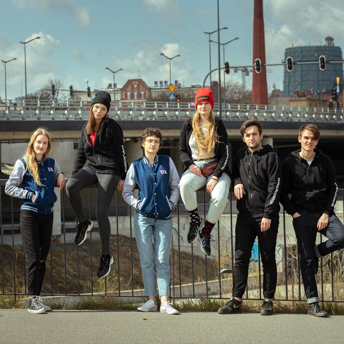 studenci UŁ na tle miasta