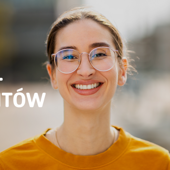 Na grafice ukazano uśmiechniętą młodą kobietę w okularach na tle rozmytych elementów architektury i przyrody. Po lewej stronie widnieje biały napis „Nagrody Rektora UŁ dla Studentów” oraz logo Uniwersytetu Łódzkiego.