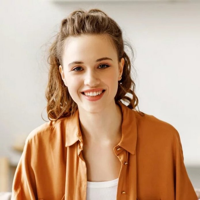 uśmiechnięta dziewczyna