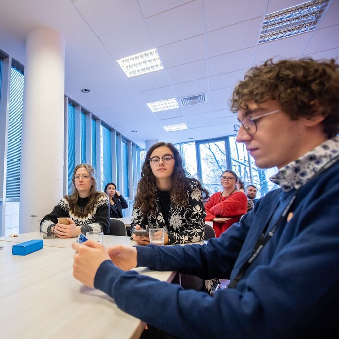 ludzie podczas spotkania