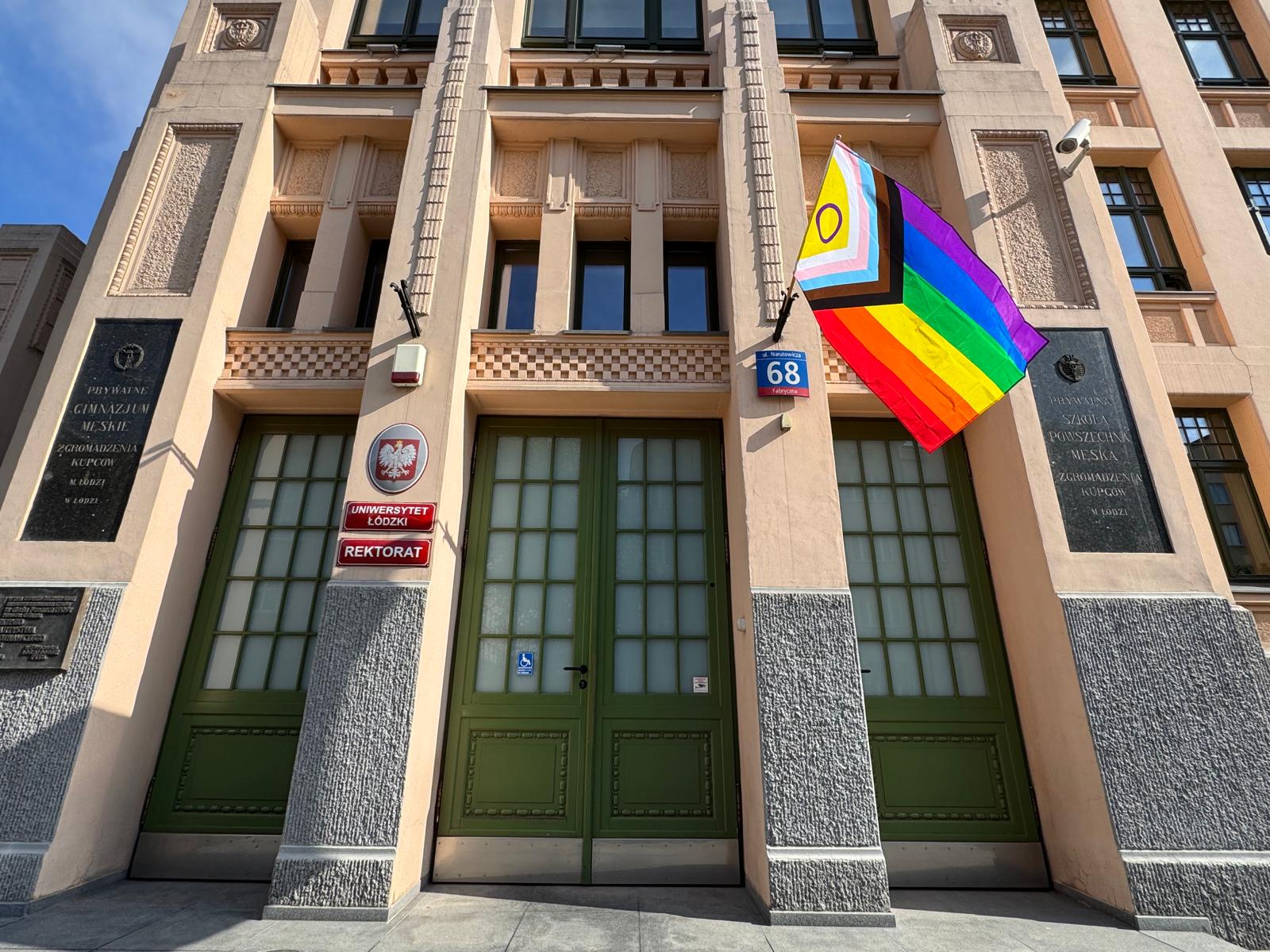 [Translate to English:] Flaga LGBTQ+ na rektoracie UŁ