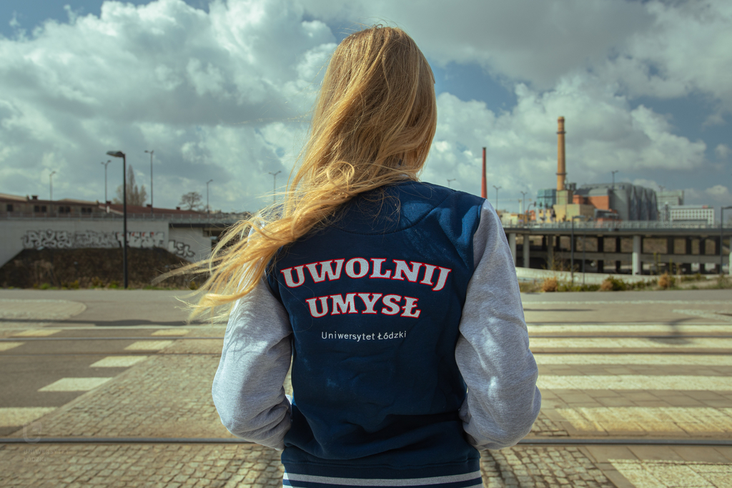 Dziewczyna w bluzie z napisem "Uwolnij umysł"