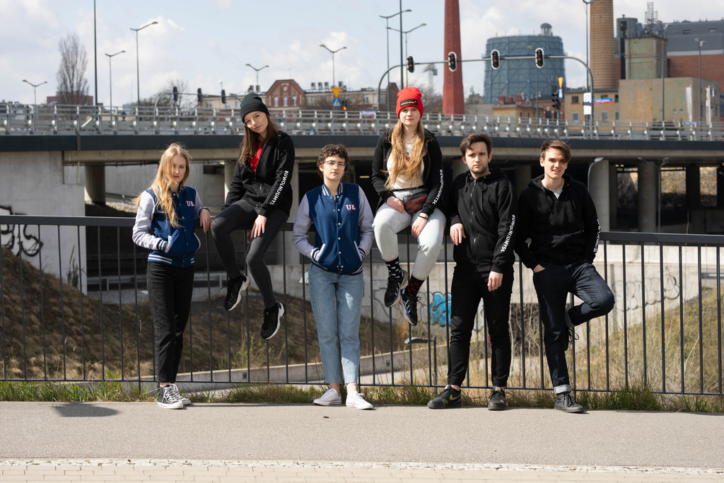 grupa studentów na tle kominów